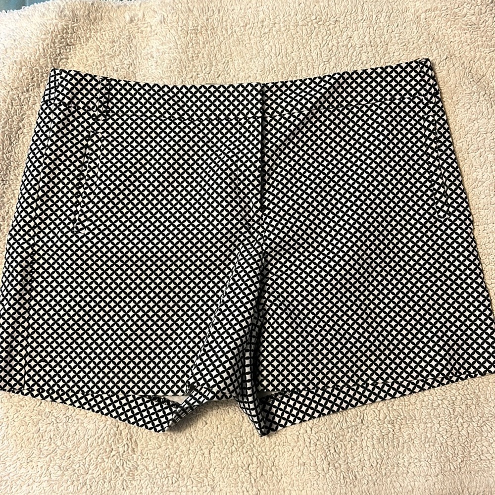 Wrinkle-resistantAnne Klein size 12, classic Black and White 4 pocket shorts
